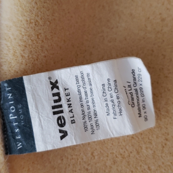 Vellux Off-white color blanket - preloved - Picture 4 of 5